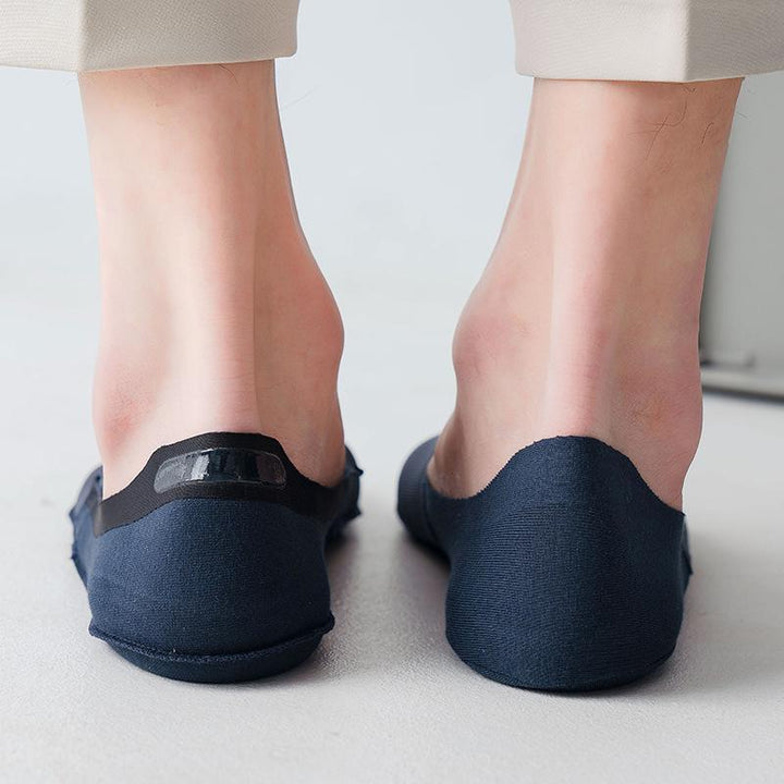 Invisible no-show ice silk ankle socks paired with loafers, indicating their versatile and casual use