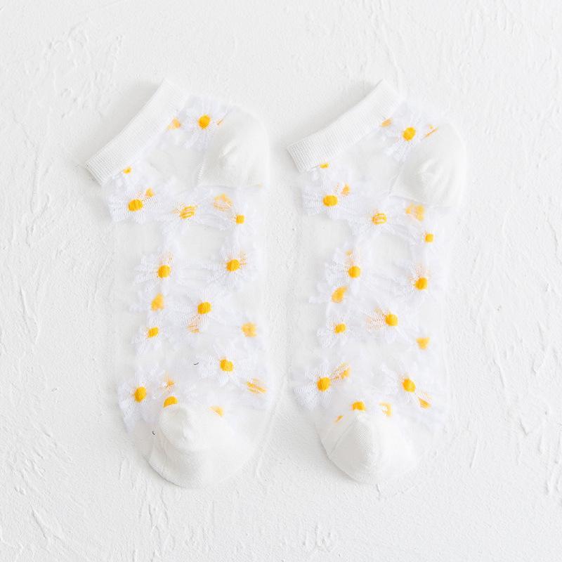 Women's ankle socks with a repeating daisy floral pattern, made from soft, durable cotton