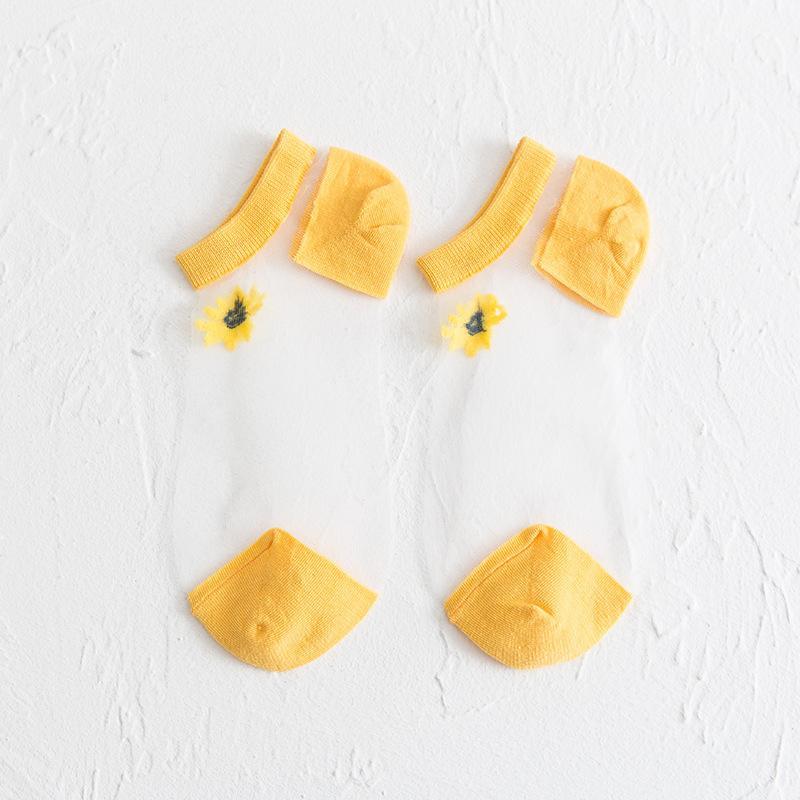 Five pairs of women's floral daisy cotton ankle socks, a comfortable and fashionable choice
