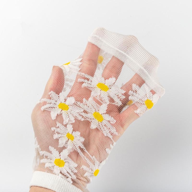 Women's ankle socks with an all-over daisy floral print, ideal for warm weather apparel