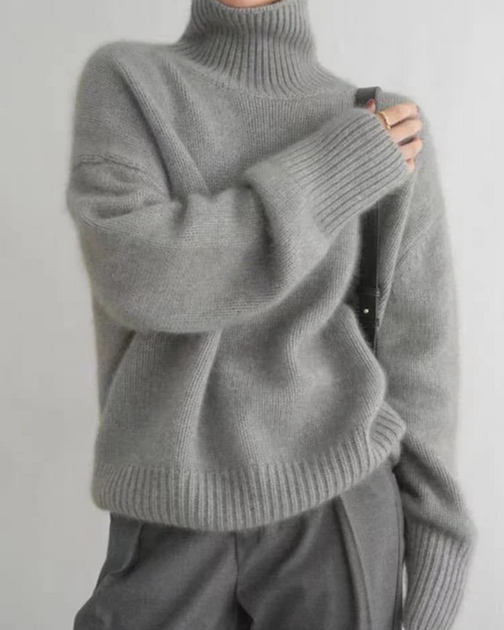 Luxurious women's cashmere turtleneck sweater, classic design, soft texture, warm, ideal for elegant winter outfits.