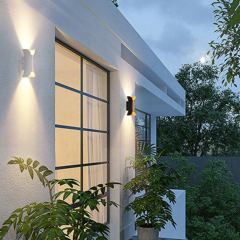 "Modern LED outdoor wall lamp, black and gold, sleek design, ideal for garden and entrance, weather-resistant and energy-effi