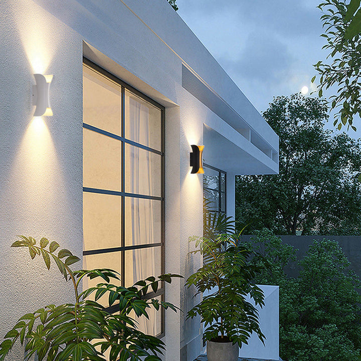 "Modern LED outdoor wall lamp, black and gold, sleek design, ideal for garden and entrance, weather-resistant and energy-effi