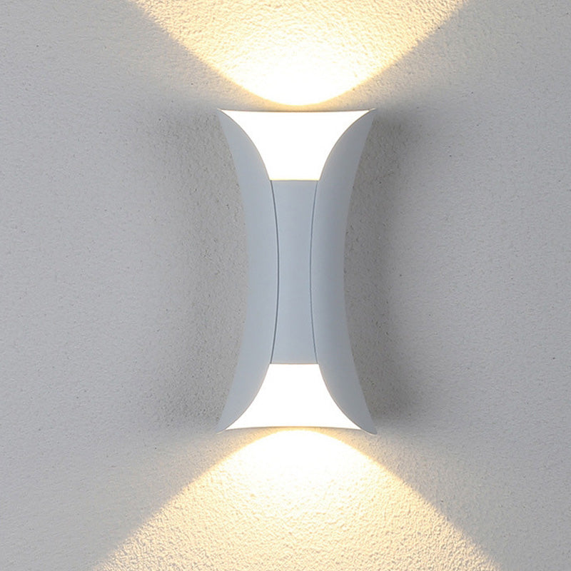 "Modern LED outdoor wall lamp, black and gold, sleek design, ideal for garden and entrance, weather-resistant and energy-effi
