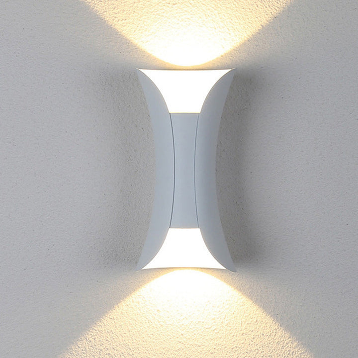 "Modern LED outdoor wall lamp, black and gold, sleek design, ideal for garden and entrance, weather-resistant and energy-effi