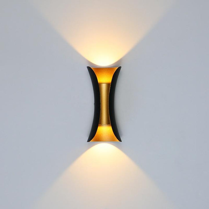 "Modern LED outdoor wall lamp, black and gold, sleek design, ideal for garden and entrance, weather-resistant and energy-effi