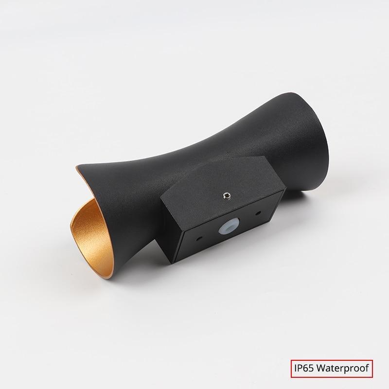 "Modern LED outdoor wall lamp, black and gold, sleek design, ideal for garden and entrance, weather-resistant and energy-effi