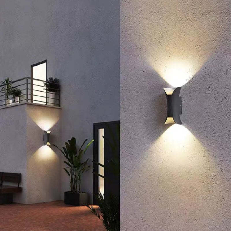 "Modern LED outdoor wall lamp, black and gold, sleek design, ideal for garden and entrance, weather-resistant and energy-effi