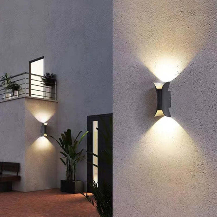 "Modern LED outdoor wall lamp, black and gold, sleek design, ideal for garden and entrance, weather-resistant and energy-effi