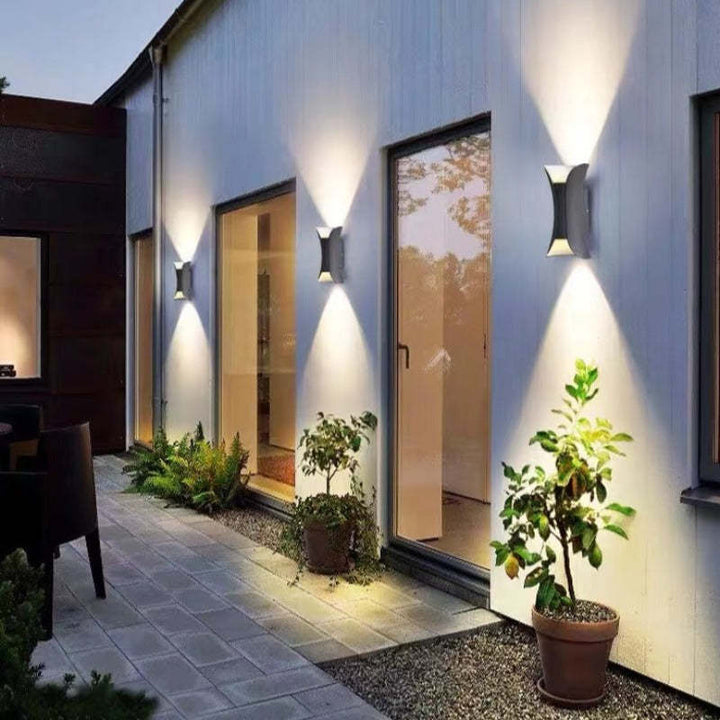 "Modern LED outdoor wall lamp, black and gold, sleek design, ideal for garden and entrance, weather-resistant and energy-effi