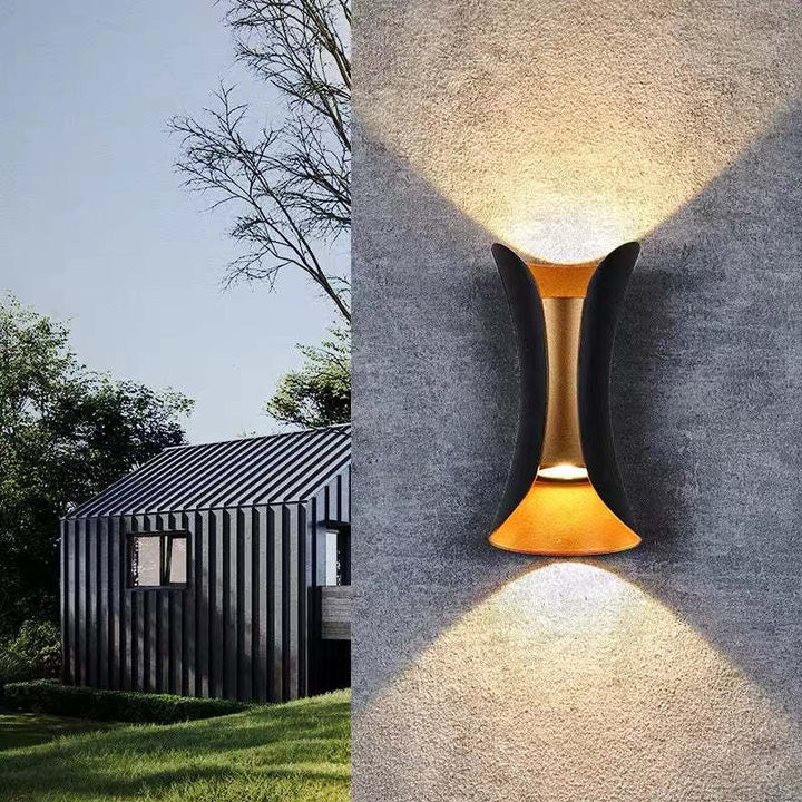 "Modern LED outdoor wall lamp, black and gold, sleek design, ideal for garden and entrance, weather-resistant and energy-effi