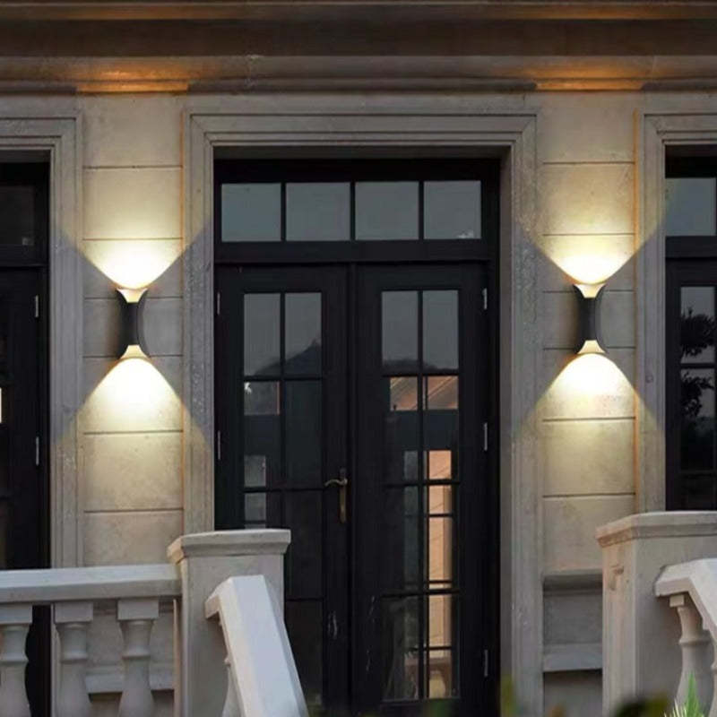 "Modern LED outdoor wall lamp, black and gold, sleek design, ideal for garden and entrance, weather-resistant and energy-effi