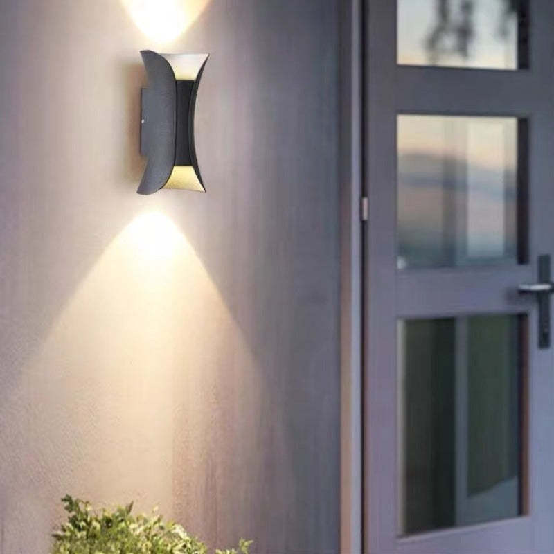 "Modern LED outdoor wall lamp, black and gold, sleek design, ideal for garden and entrance, weather-resistant and energy-effi