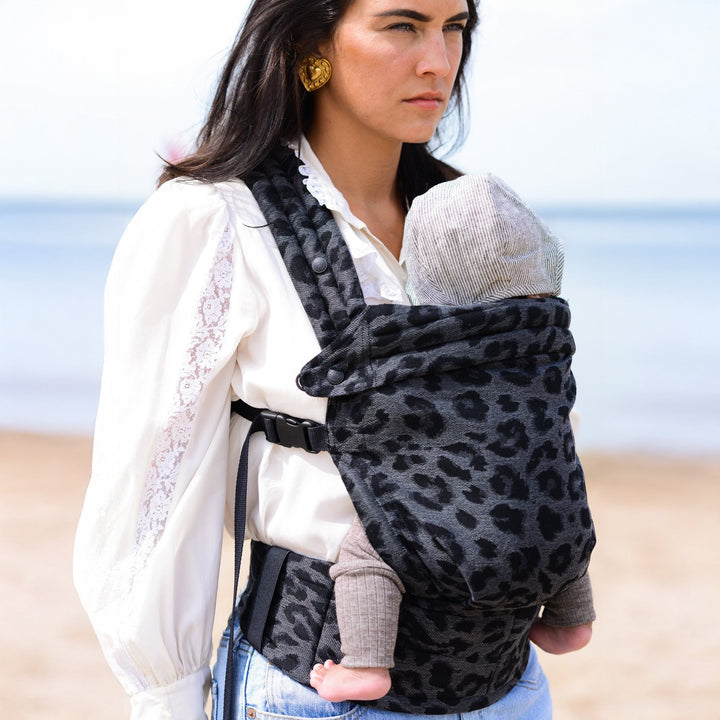 Multi-position baby carrier with plush straps in breathable fabric, for front or back carrying, fits babies 3.2-20 kg.