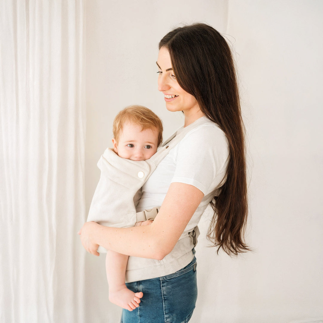 Multi-position baby carrier with plush straps in breathable fabric, for front or back carrying, fits babies 3.2-20 kg.