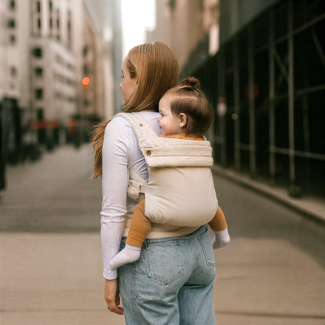 Multi-position baby carrier with plush straps in breathable fabric, for front or back carrying, fits babies 3.2-20 kg.
