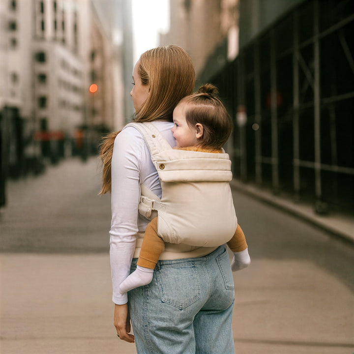 Multi-position baby carrier with plush straps in breathable fabric, for front or back carrying, fits babies 3.2-20 kg.