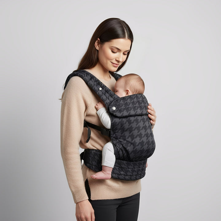Multi-position baby carrier with plush straps in breathable fabric, for front or back carrying, fits babies 3.2-20 kg.