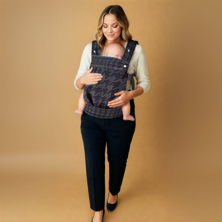 Multi-position baby carrier with plush straps in breathable fabric, for front or back carrying, fits babies 3.2-20 kg.