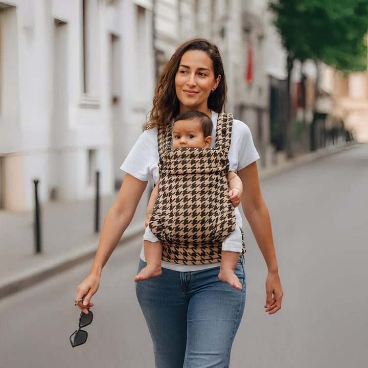 Multi-position baby carrier with plush straps in breathable fabric, for front or back carrying, fits babies 3.2-20 kg.