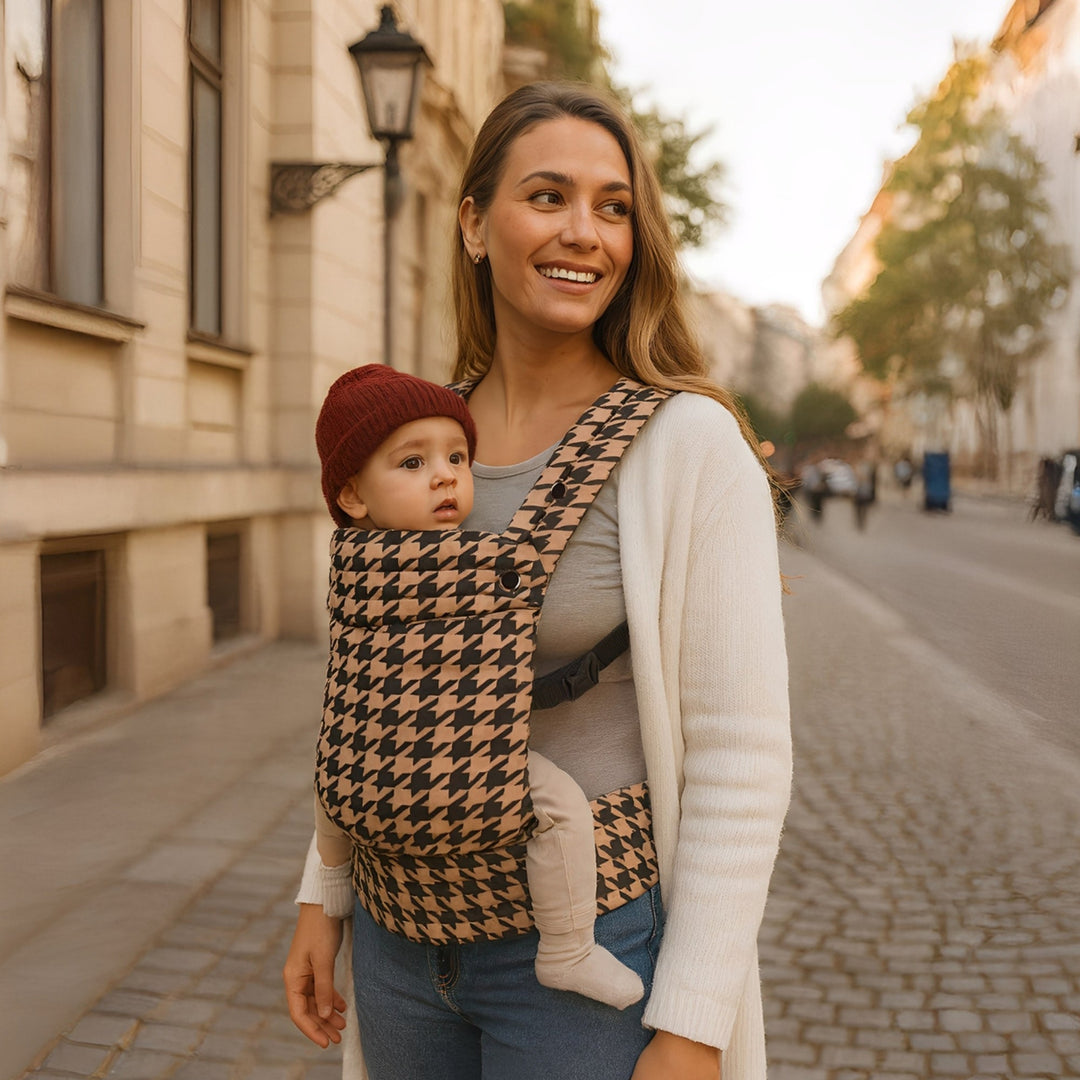 Multi-position baby carrier with plush straps in breathable fabric, for front or back carrying, fits babies 3.2-20 kg.