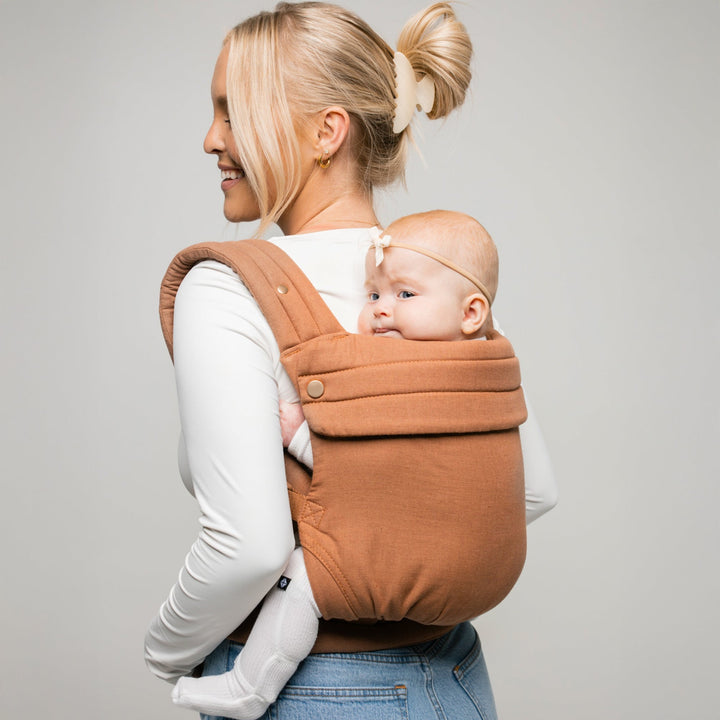 Multi-position baby carrier with plush straps in breathable fabric, for front or back carrying, fits babies 3.2-20 kg.