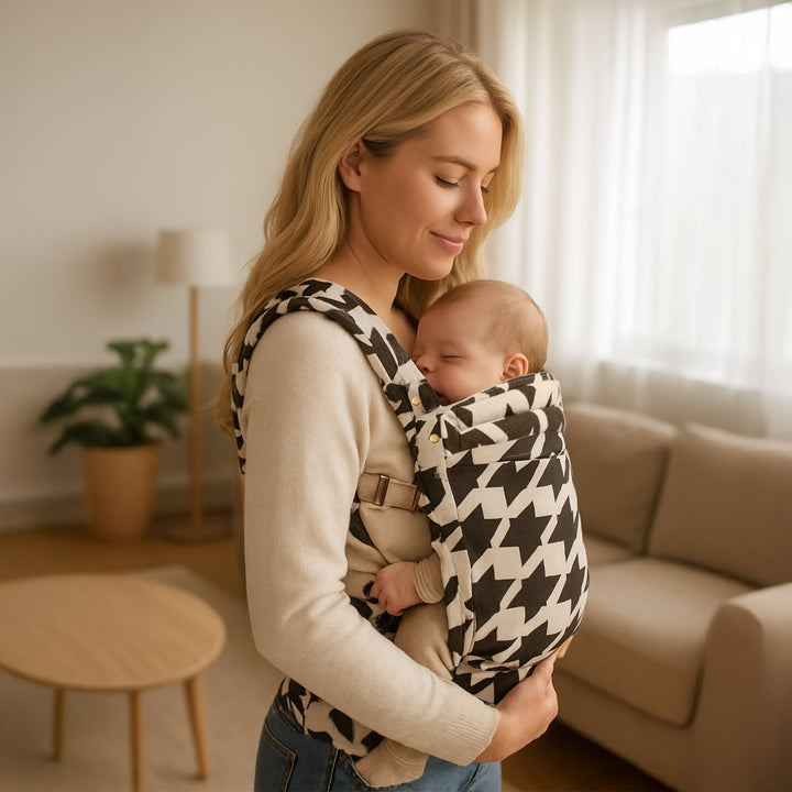 Multi-position baby carrier with plush straps in breathable fabric, for front or back carrying, fits babies 3.2-20 kg.