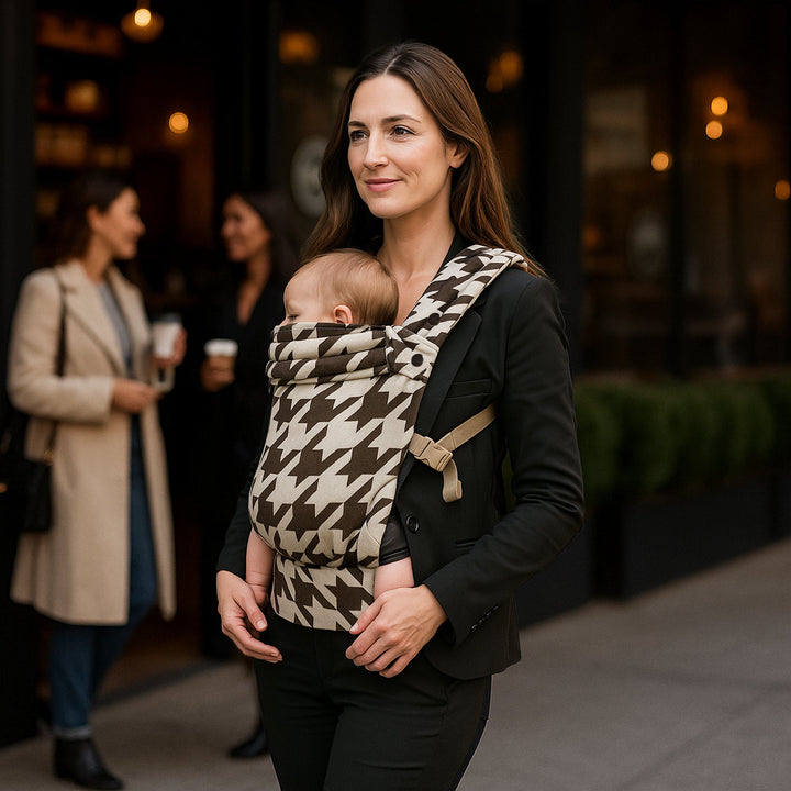Multi-position baby carrier with plush straps in breathable fabric, for front or back carrying, fits babies 3.2-20 kg.
