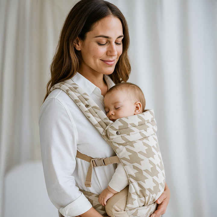 Multi-position baby carrier with plush straps in breathable fabric, for front or back carrying, fits babies 3.2-20 kg.