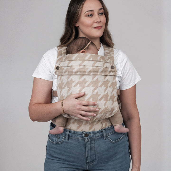 Multi-position baby carrier with plush straps in breathable fabric, for front or back carrying, fits babies 3.2-20 kg.