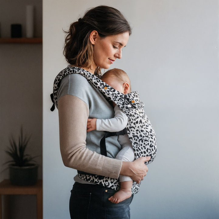 Multi-position baby carrier with plush straps in breathable fabric, for front or back carrying, fits babies 3.2-20 kg.