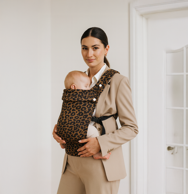 Multi-position baby carrier with plush straps in breathable fabric, for front or back carrying, fits babies 3.2-20 kg.