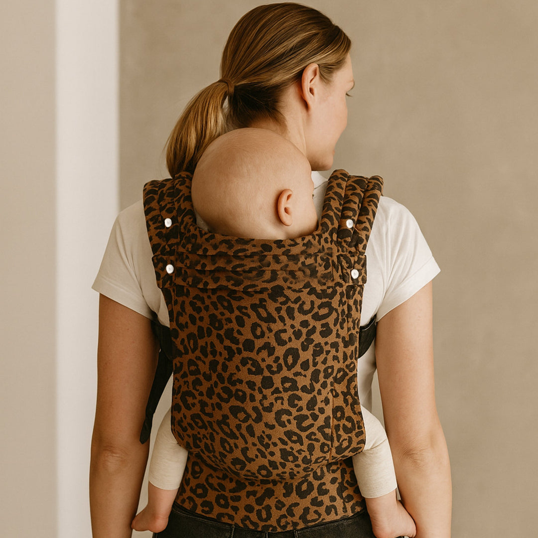 Multi-position baby carrier with plush straps in breathable fabric, for front or back carrying, fits babies 3.2-20 kg.