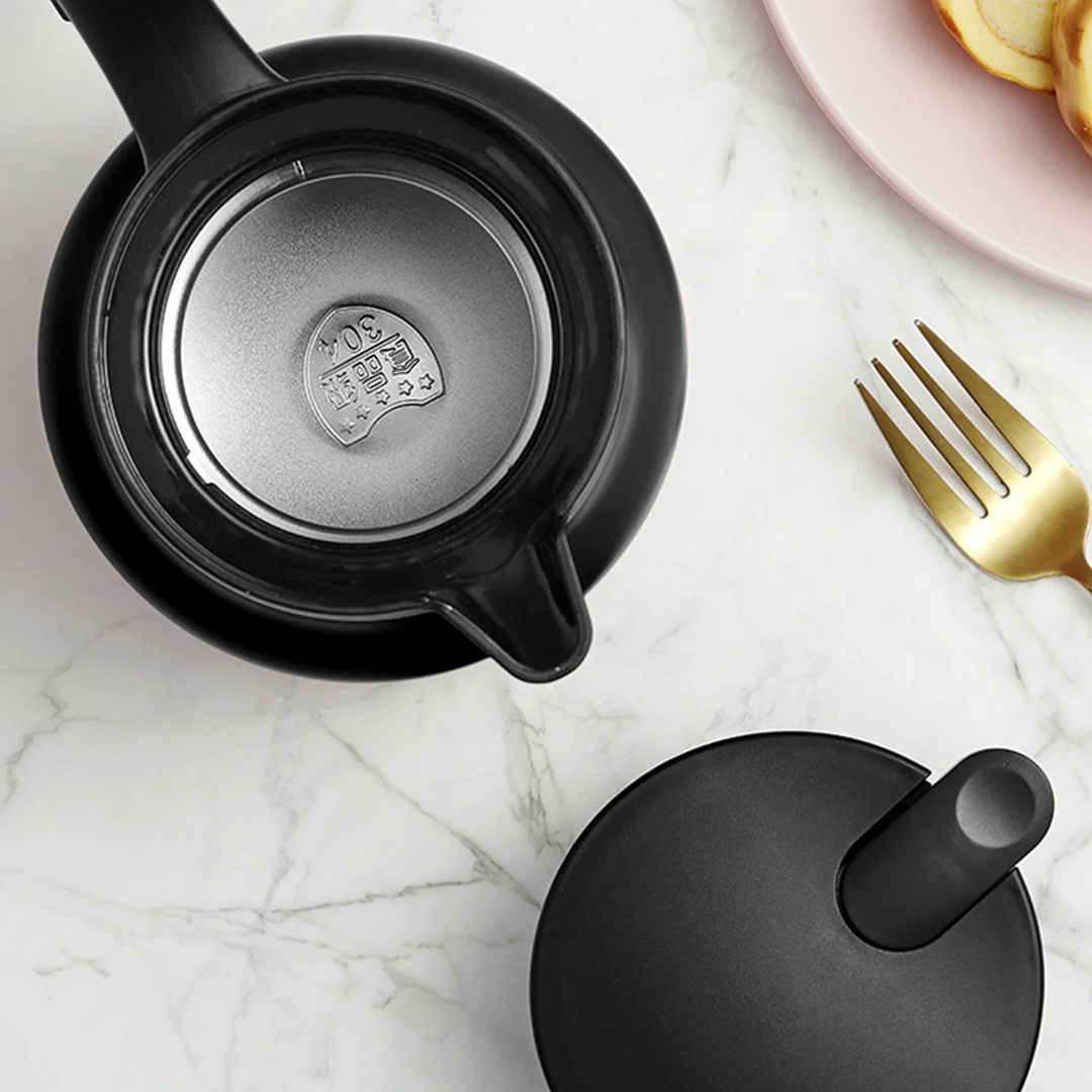 "Stainless steel insulation pot, polished finish, spill-proof jug, V-spout, integrated handle, sleek thermal design"