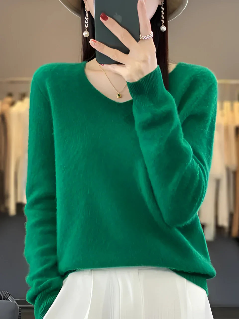 Women's emerald green cashmere V-neck sweater, luxurious and soft, perfect for elegance and warmth on cool days.
