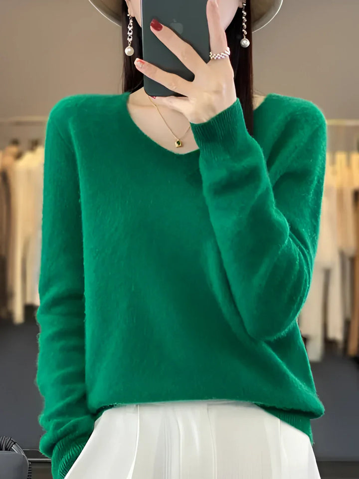 Women's emerald green cashmere V-neck sweater, luxurious and soft, perfect for elegance and warmth on cool days.