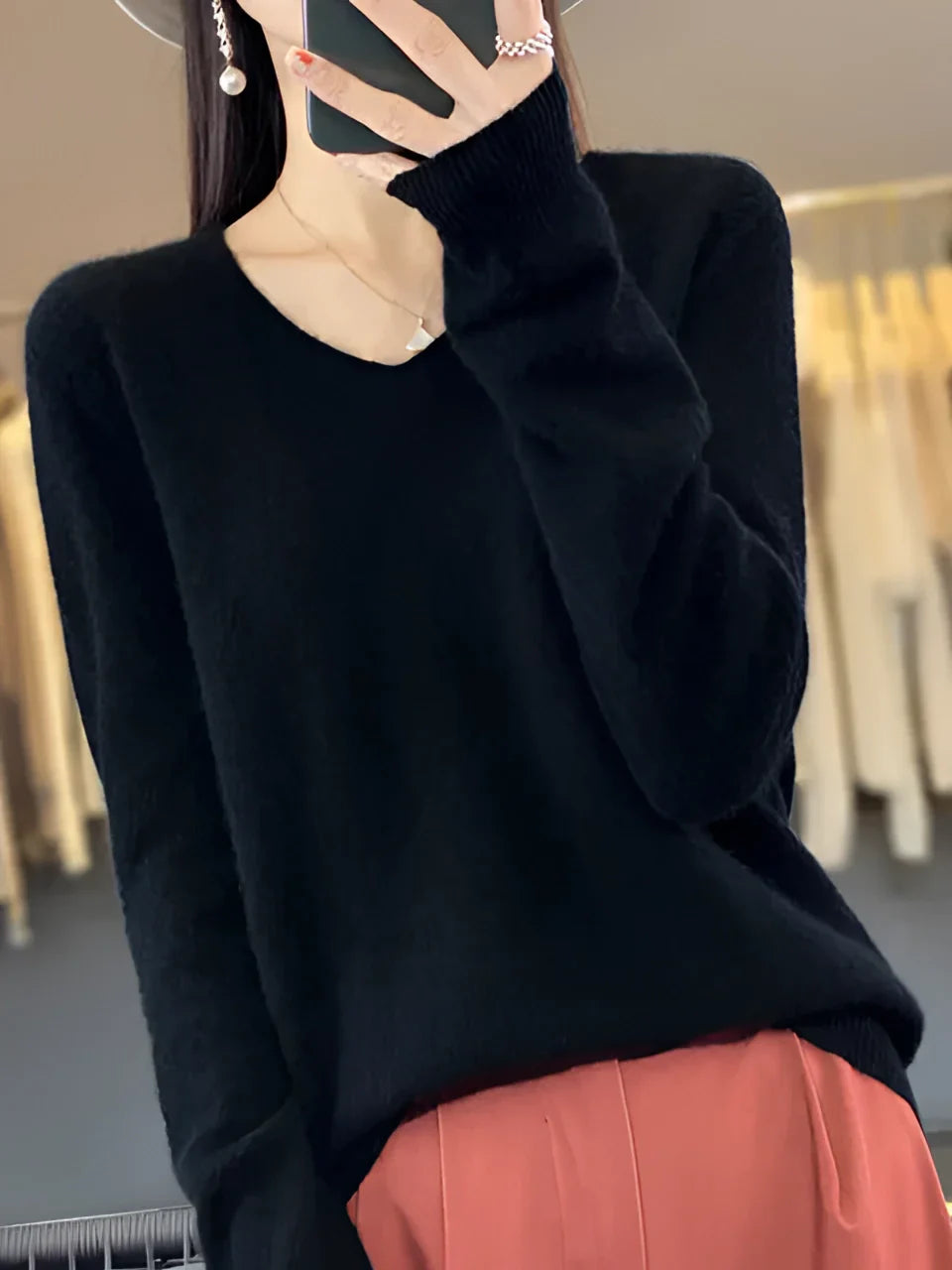Women's emerald green cashmere V-neck sweater, luxurious and soft, perfect for elegance and warmth on cool days.