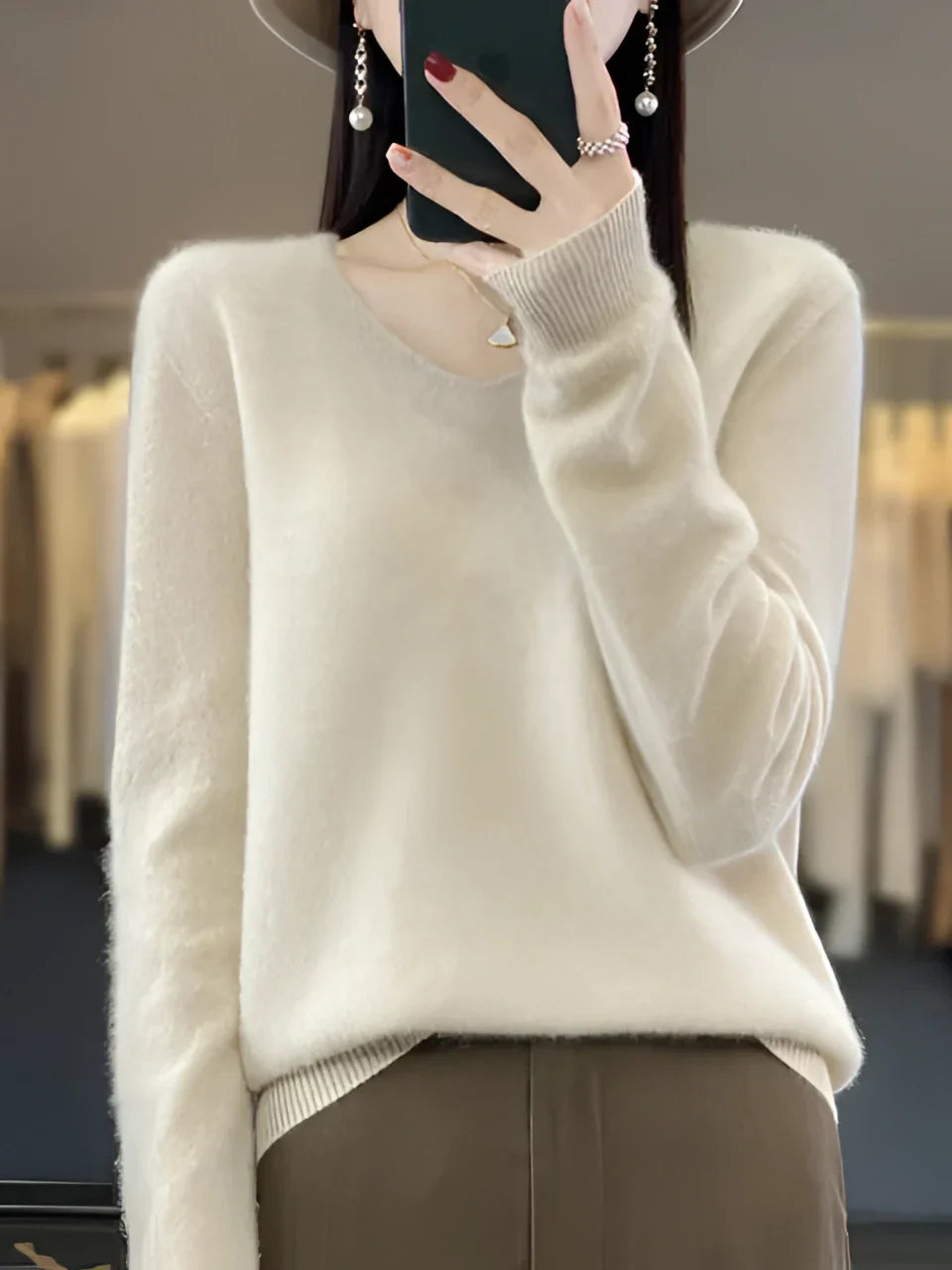 Women's emerald green cashmere V-neck sweater, luxurious and soft, perfect for elegance and warmth on cool days.