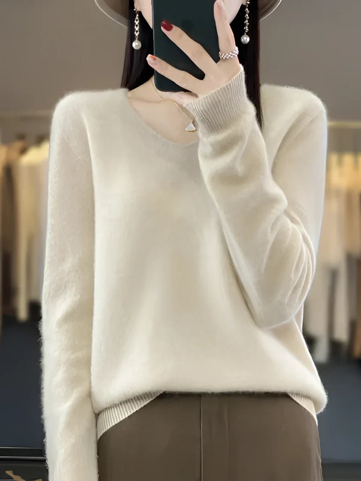 Women's emerald green cashmere V-neck sweater, luxurious and soft, perfect for elegance and warmth on cool days.