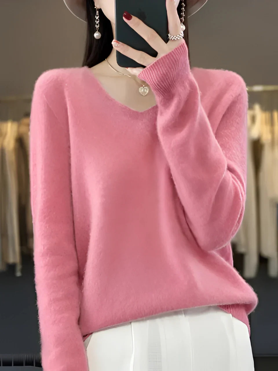 Women's emerald green cashmere V-neck sweater, luxurious and soft, perfect for elegance and warmth on cool days.