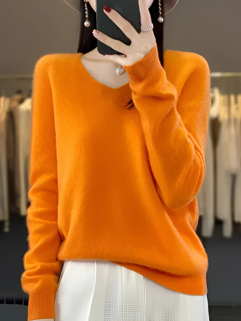 Women's emerald green cashmere V-neck sweater, luxurious and soft, perfect for elegance and warmth on cool days.