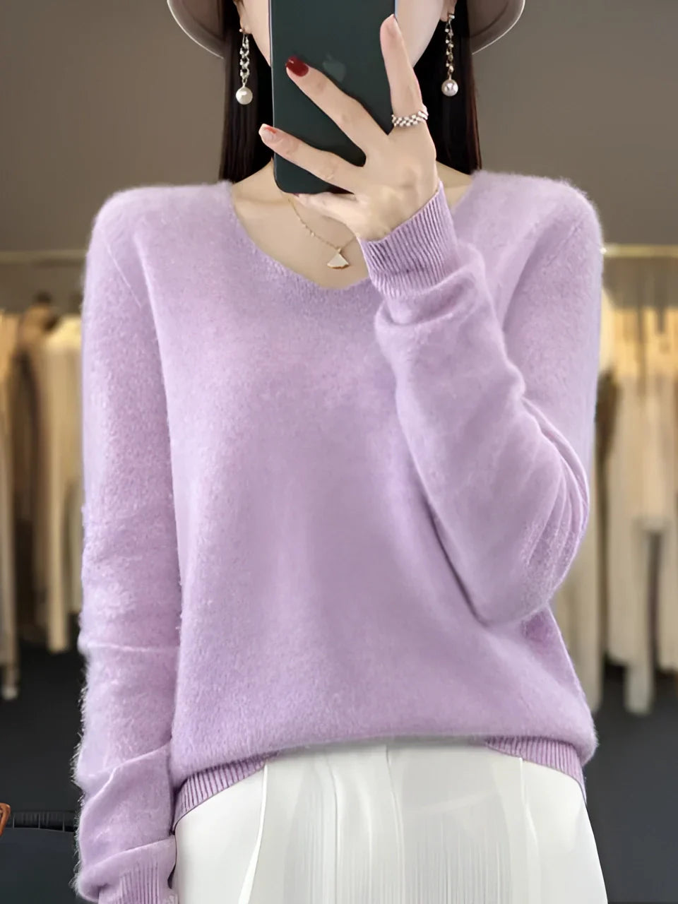 Women's emerald green cashmere V-neck sweater, luxurious and soft, perfect for elegance and warmth on cool days.