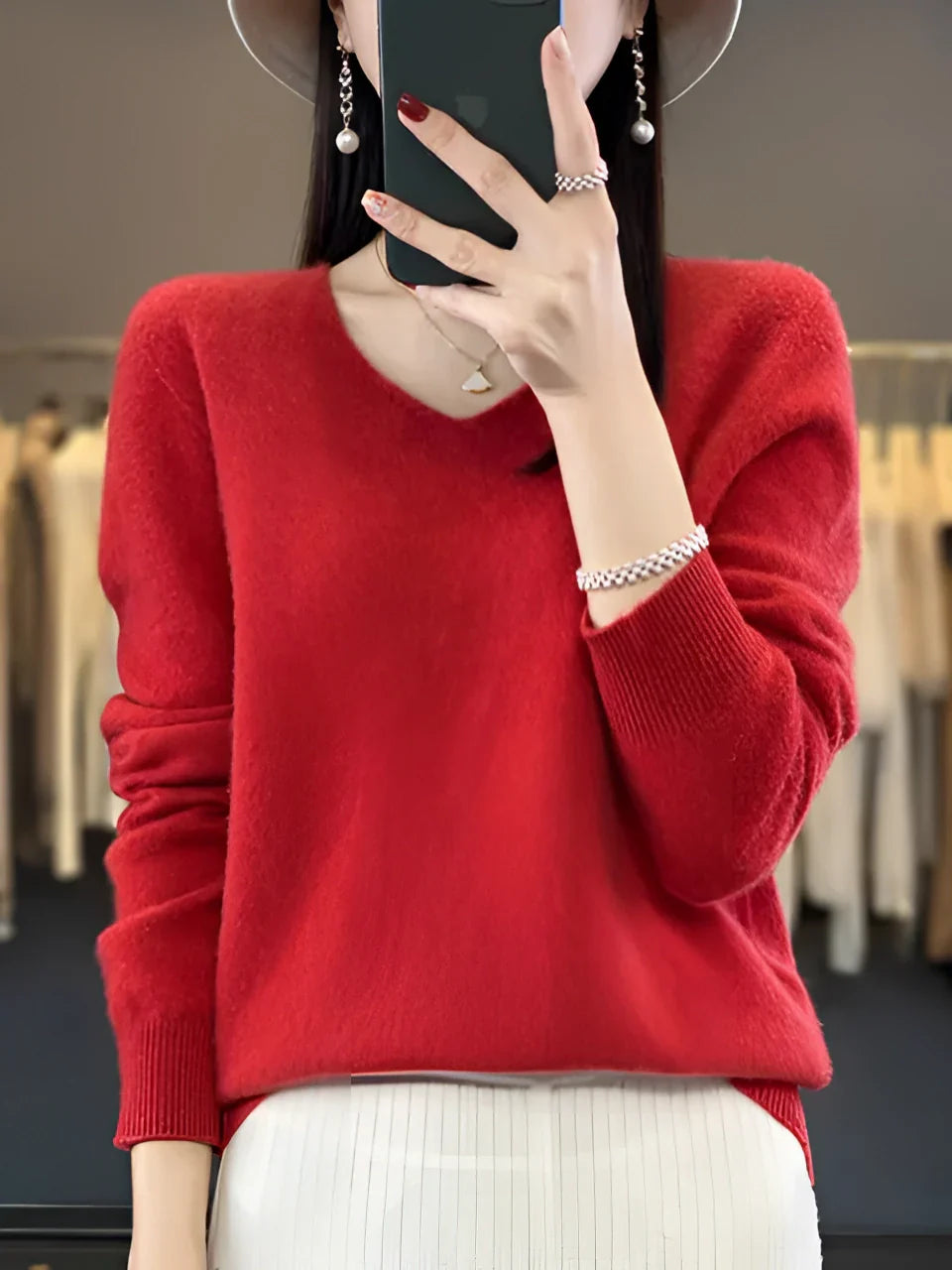 Women's emerald green cashmere V-neck sweater, luxurious and soft, perfect for elegance and warmth on cool days.