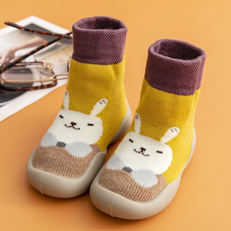 Autumn/winter baby footwear, cozy sock shoes with a charming cartoon cat face