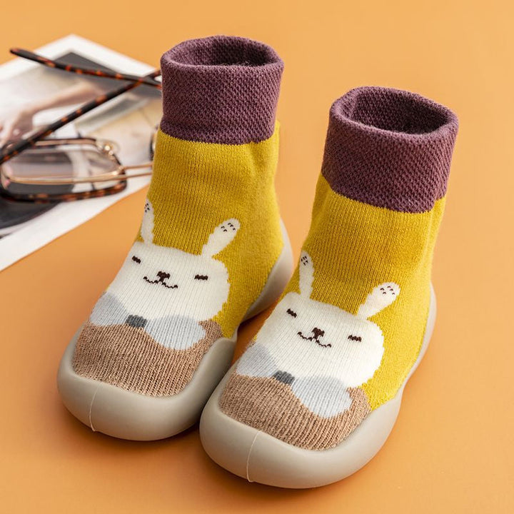 Autumn/winter baby footwear, cozy sock shoes with a charming cartoon cat face