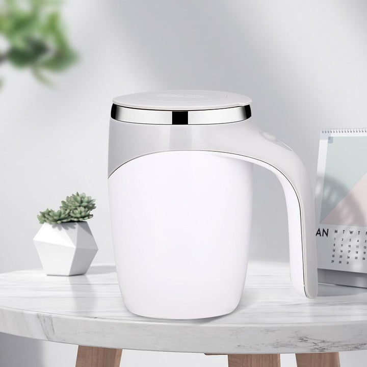 Automatic self-stirring coffee mug with lid, perfect for an easy, hands-free beverage mix.
