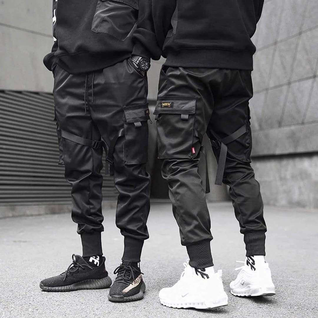 Urban fashion black multi-pocket cargo pants for men. Great for hip-hop looks & comfortable daily wear.