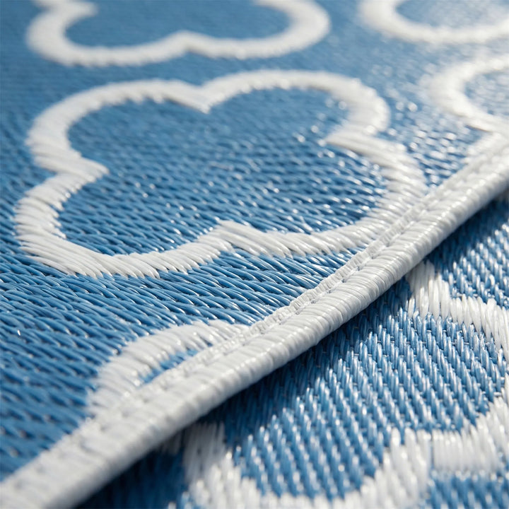 Easy-care boho outdoor rug with a stylish wave pattern, ideal for patio or balcony decor. Weatherproof.