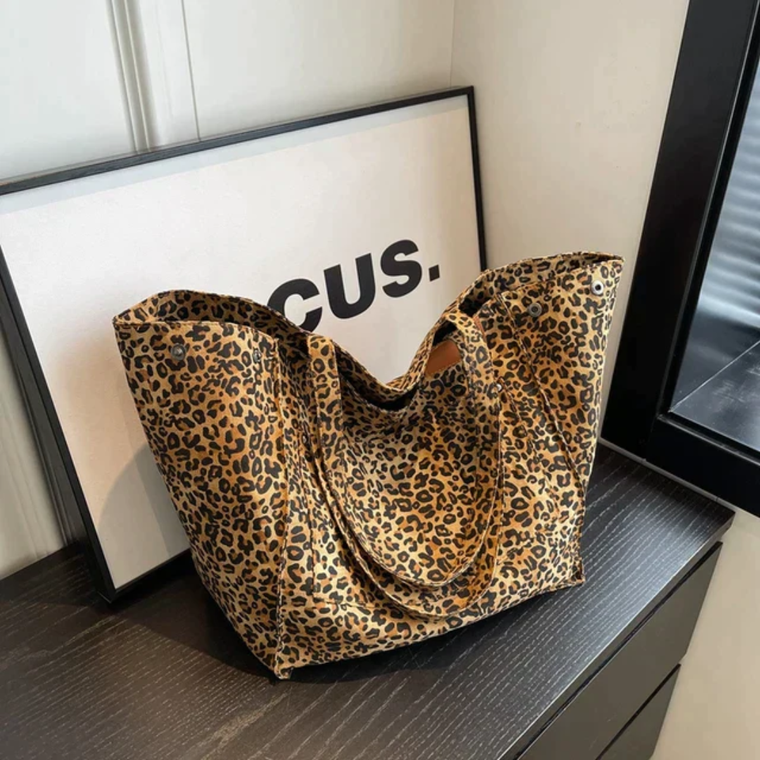 Chic leopard print handbag for women, perfect for everyday fashion. Stylish shoulder bag with animal print.