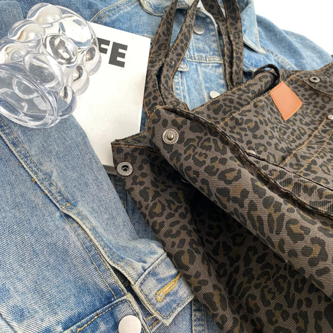 Women's elegant leopard print handbag, an eye-catching animal print shoulder bag for fashion-forward women.